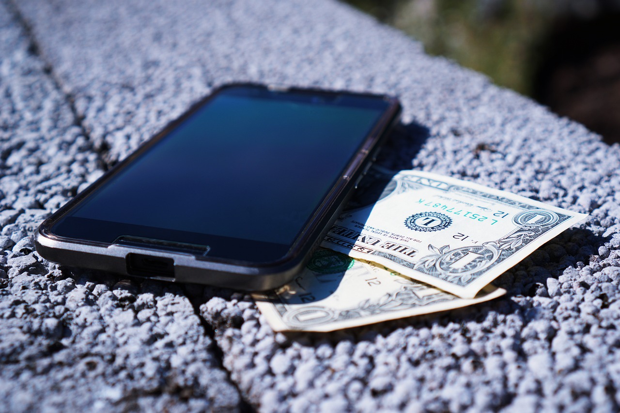 mobile phone, money, banknotes-1595731.jpg